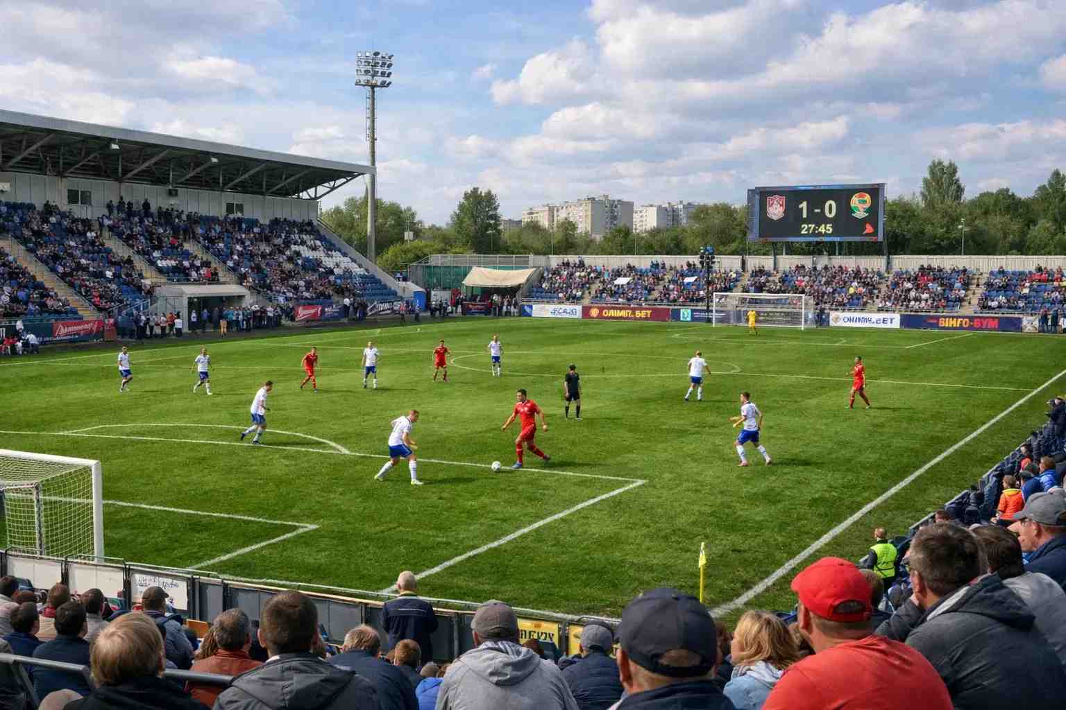Mehrere Fußballspiele gleichzeitig auf Rasenplätzen unter Flutlicht