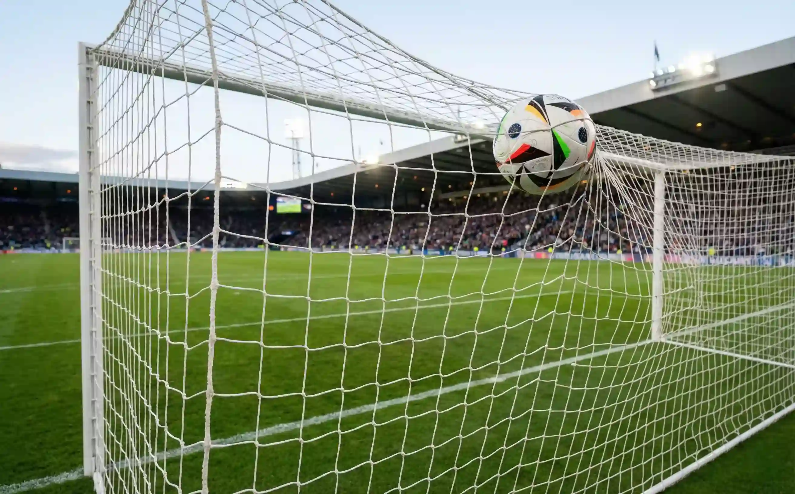 Fußball fliegt ins Tornetz während eines Bundesligaspiels